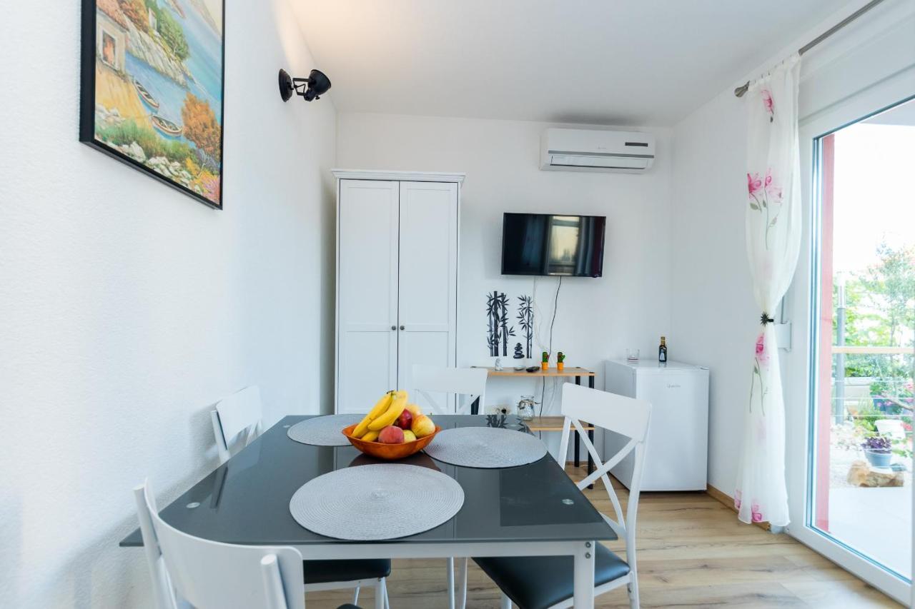 Apartments And Rooms With Parking Space Grebastica, Sibenik - 17831 المظهر الخارجي الصورة