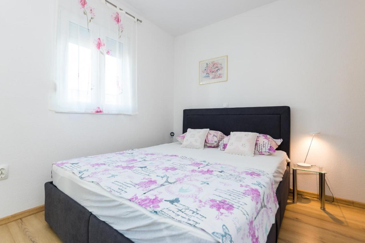 Apartments And Rooms With Parking Space Grebastica, Sibenik - 17831 المظهر الخارجي الصورة